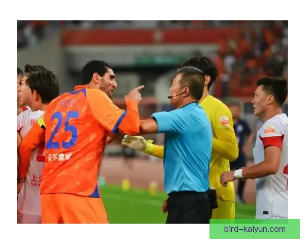 亚运会足球赛争议判罚引关注，赛事公正性受热议